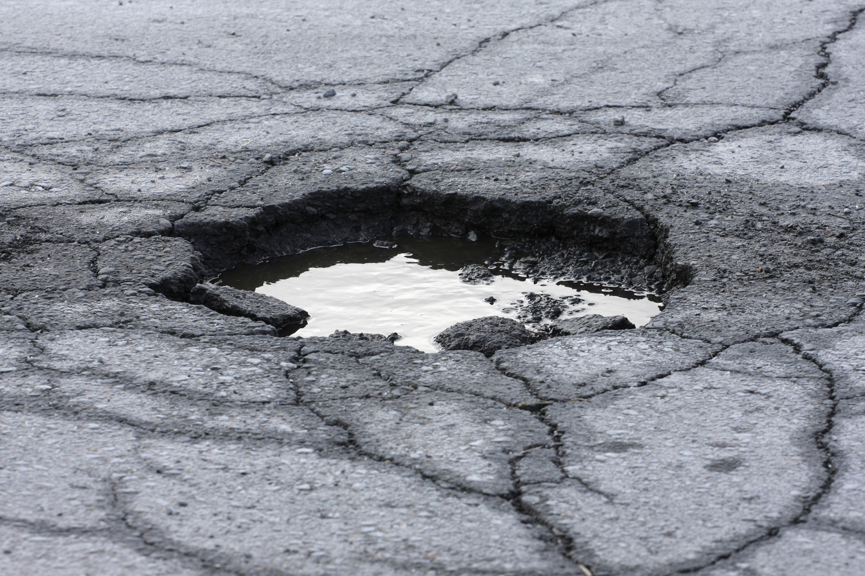 POTHOLE INVASION LEADS TO RISKY EVASION Car Write UpsCar Write Ups pothole-invasion-leads-to-risky-evasion-car-write-upscar-write-ups